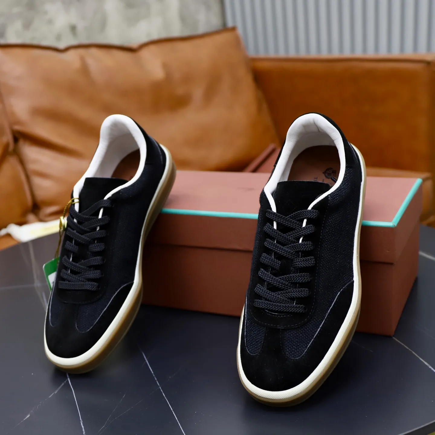 Ex-factory price: 540💰Loro Riana men’s moral training sneakers! Made from high-quality materials and designed in a low-cut silhouette, it offers an elegant and stylish look that's suitable for year-round wear. The unique double-layer sole aesthetic design, caramel cup-shaped outsole is decorated with off-white rubber trim, creating an attractive color combination. Pair with tailored pieces or jeans for a sophisticated yet casual look. The heel is decorated with soft cow leather tongue with Kummel color inserts and cotton laces with embossed LP logo. Upper: cow split suede stitching knitted fabric. Lining: original thickened soft sheepskin. Size: 38-39-40-41-42-43-44 (customized in 45.46)